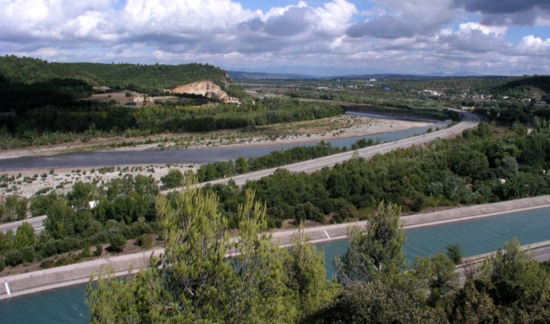 La Durance serpentant au pied des collines, dans la clue de Mirabeau