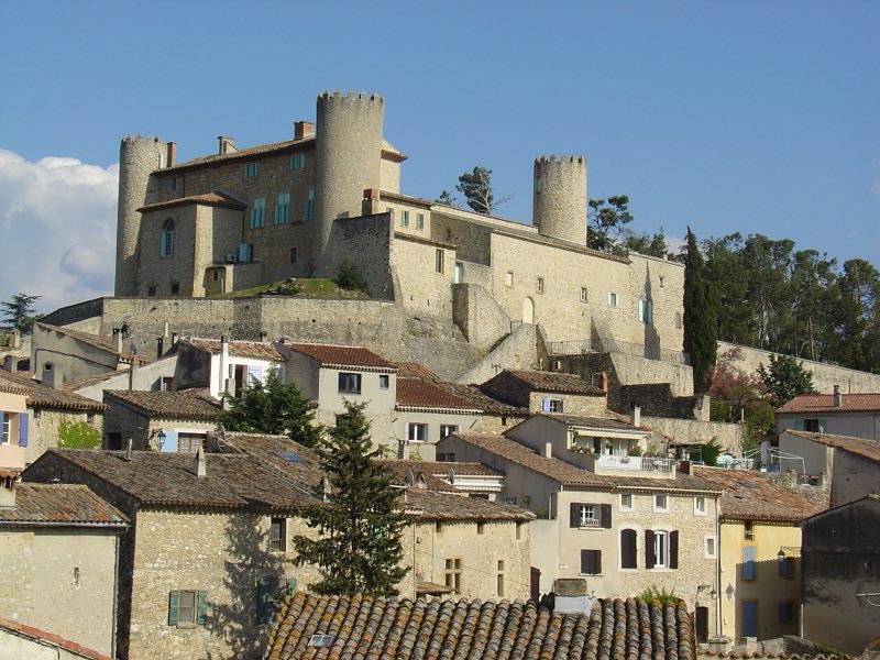 Les toits de Mirabeau, dominés par le château