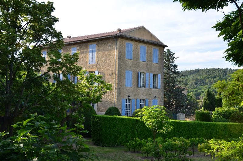 La façade de l’ancienne magnanerie de Mirabeau, entourée de verdure