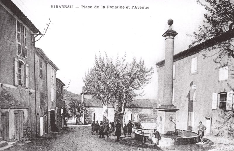 Carte postale ancienne : la place de la Fontaine et l’avenue, à Mirabeau