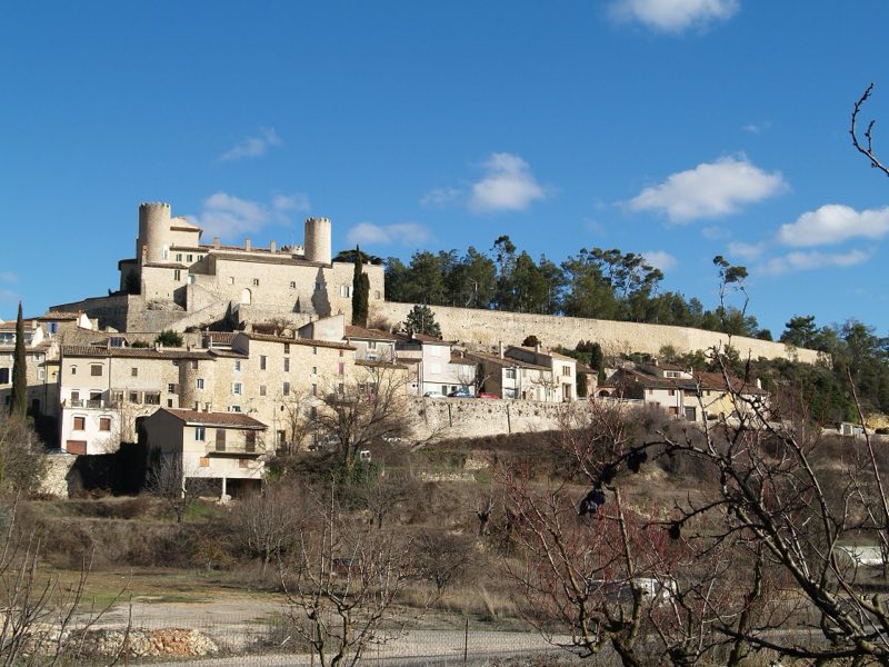 Vue sur le village de Mirabeau et son château